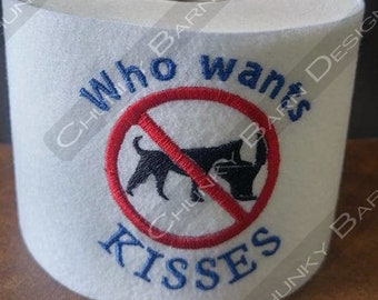 Quién quiere besos perro inodoro bordado diseño de archivo digital para el uso de papel higiénico, alfombra de la taza, bolsa, toalla. Rusa. casa calentamiento baño regalo