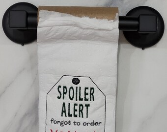 Alerta de spoiler, pedido, digital, diseño de bordado, bastidor de 4 x 4, baño, papel higiénico, rollo final, inauguración de la casa, regalo de broma, regalo de Navidad HOHO