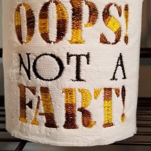トイレットペーパー、タオル、バッグ、ワンジー、シャツに4x4のフープが付いたおなら刺繍のデジタルデザインファイルではありません