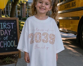 Individuell gestaltetes Abschluss-Shirt: Jahrgang 2038–2041 „Wachse mit mir“-T-Shirt mit Wildblumenmuster
