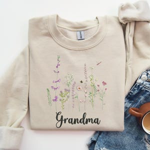 Personalized Grandma Sweatshirt – Wildflower Mother’s Day Gift – Floral Embroidered Crewneck for Mom, Nana, Mimi – Custom Mother's Day Shirt