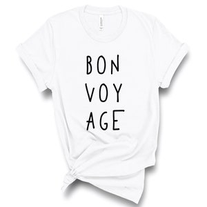 Op de afbeelding: Wit T-shirt met de tekst "BON VOY AGE" in zwart gedrukt.
