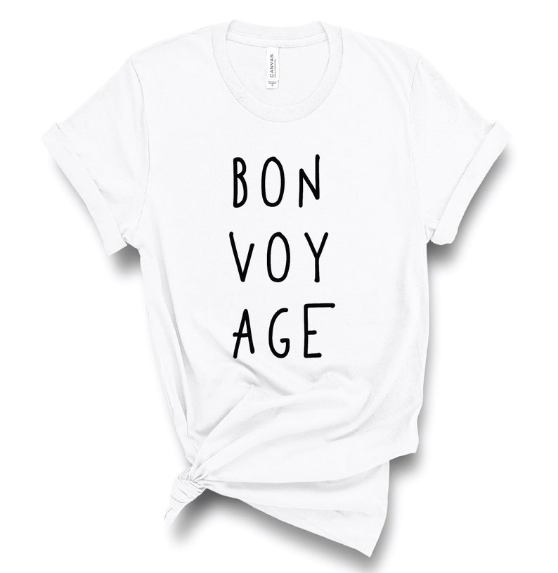 Op de afbeelding: Wit T-shirt met de tekst "BON VOY AGE" in zwart gedrukt.