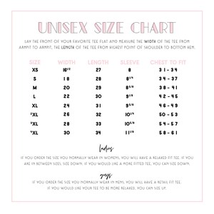 Puede incluir: Tabla de tallas unisex para una camiseta con medidas en pulgadas para el ancho, la longitud, la manga y el pecho para ajustarse. La tabla incluye las tallas XS, S, M, L, XL, 2XL, 3XL y "XL".