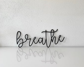 Schriftzug "breathe" schwarz pulverbeschichtet