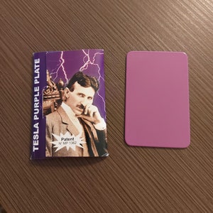 Placa roxa Nikola Tesla - Dimensão 3,35 pol. x 2,17 pol. (8,5 cm x 5,5 cm)