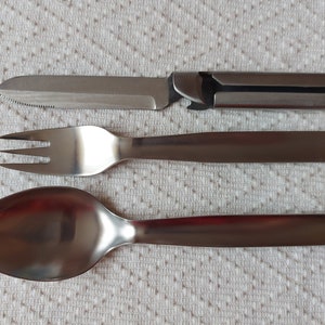 以下が含まれることがあります： ナイフ、フォーク、スプーンの銀製のカトラリーセット。ナイフには栓抜きが組み込まれています。