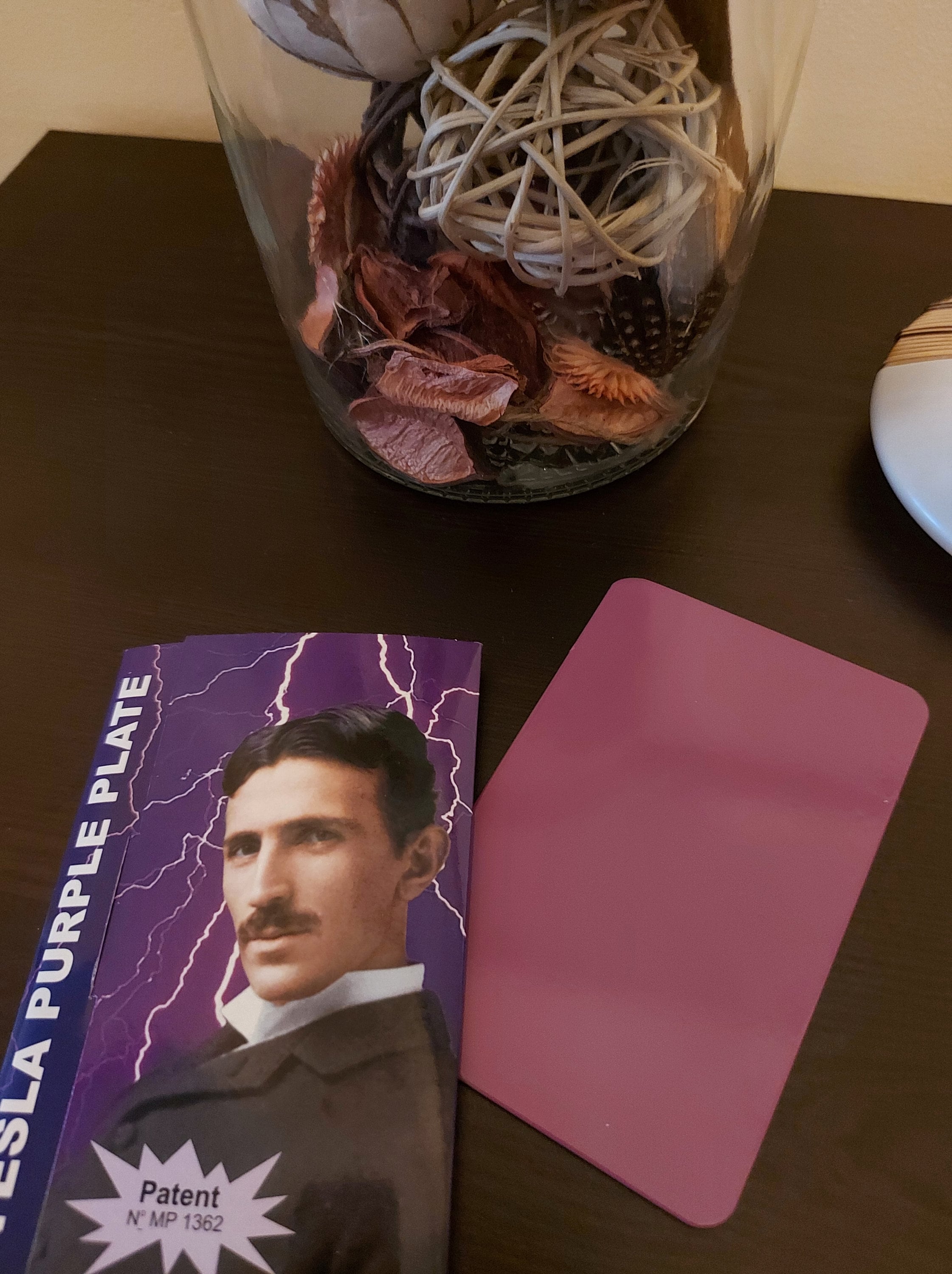 ニコラ・テスラ パープルプレートカード - 寸法 4.33 インチ x