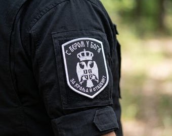 Schwarzes serbisches Wappen gestickter Aufnäher - Serbien Emblem