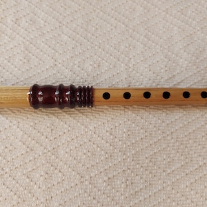 Souvenir peint de couleur de flûte en bois traditionnelle serbe - taille plus petite