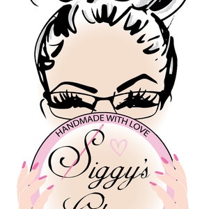 Puede incluir: Un logotipo rosa y blanco con el texto "Handmade with Love" y "Siggy's Closet" en una fuente cursiva. El logotipo tambi&eacute;n incluye una aguja e hilo y un peque&ntilde;o coraz&oacute;n rosa. El texto "By Christina" est&aacute; en la parte inferior del logotipo.