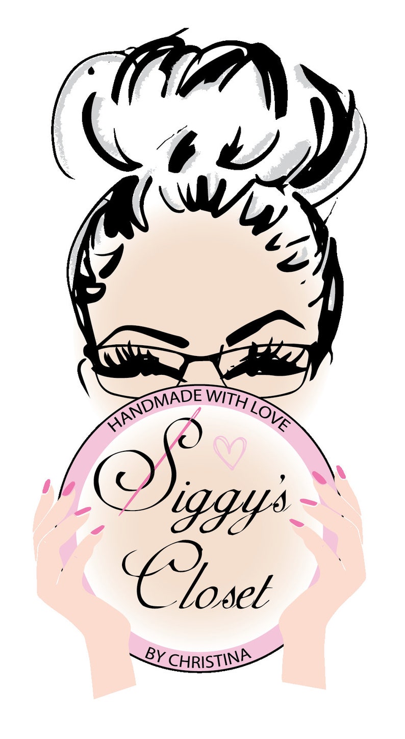 Puede incluir: Un logotipo rosa y blanco con el texto "Handmade with Love" y "Siggy's Closet" en una fuente cursiva. El logotipo tambi&eacute;n incluye una aguja e hilo y un peque&ntilde;o coraz&oacute;n rosa. El texto "By Christina" est&aacute; en la parte inferior del logotipo.