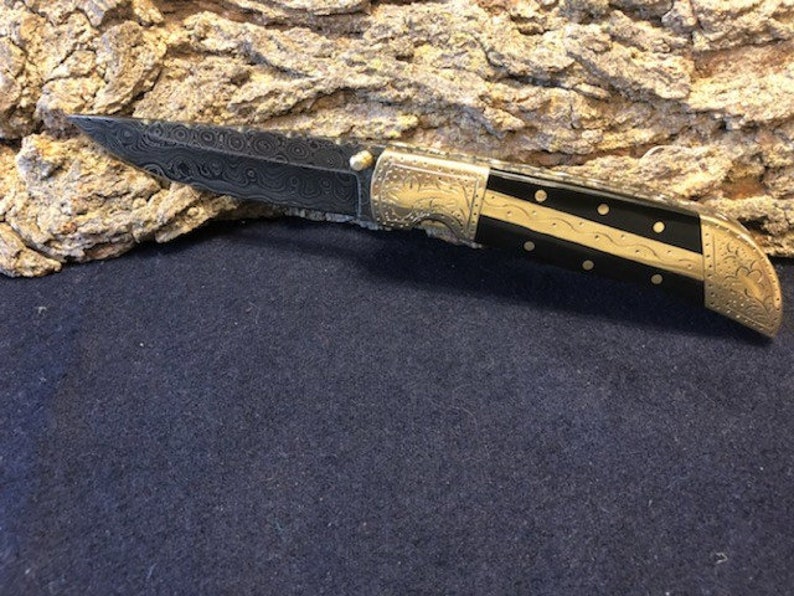 7" Handmade Custom Damascus Folding Pocketknife w/ an Engraved Bull Horn Handle afbeelding 2