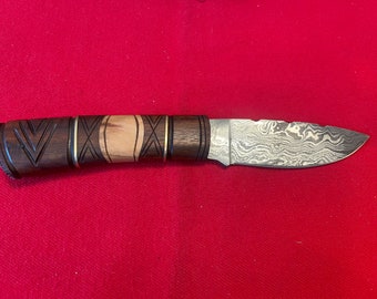9 1/2” Damascus Hunting Knife w/ Blade Twist Pattern Damascus Blade