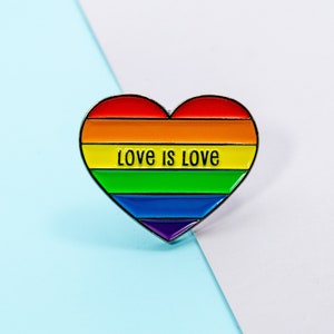 Épinglette gay lesbienne LGBT Pride, épingle Love is Love, épinglette émaillée coeur arc-en-ciel, épingle émaillée queer, insigne du mois de la fierté, cadeau du mois de la fierté