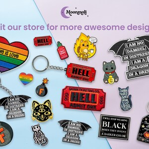 Op de afbeelding: Een verzameling kleurrijke geborduurde strijkpatches met verschillende ontwerpen, waaronder een regenboog hart met de tekst "Love is Love", een zwarte kat met een derde oog, een skelet, een zwarte kat met de tekst "Werk hard, klaag niet, leef een beter leven", een ticket met de tekst "Hell Admit One", een zwarte vleermuis met de tekst "Ik ben geen hulpeloze dame, ik ben een draak in een jurk", en een hart met de tekst "Bedankt voor alle geweldige sterren".