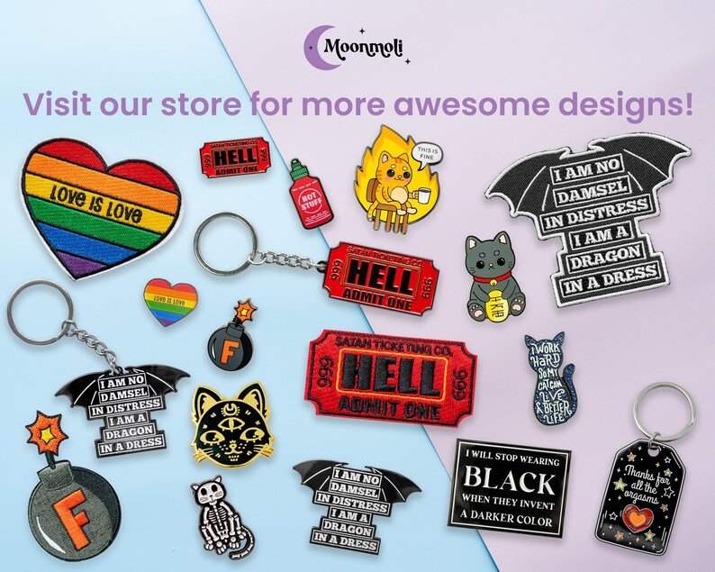 Op de afbeelding: Een verzameling kleurrijke geborduurde strijkpatches met verschillende ontwerpen, waaronder een regenboog hart met de tekst "Love is Love", een zwarte kat met een derde oog, een skelet, een zwarte kat met de tekst "Werk hard, klaag niet, leef een beter leven", een ticket met de tekst "Hell Admit One", een zwarte vleermuis met de tekst "Ik ben geen hulpeloze dame, ik ben een draak in een jurk", en een hart met de tekst "Bedankt voor alle geweldige sterren".