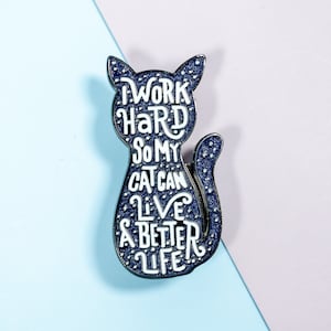 Süßer Katzen Glitter Emaille Pin Abzeichen, I Work Hard So My Cat Can Live A Better Life, Katzenliebhaber Haustier Eltern Geschenk, Katzenmama Geschenk, Lustiger Emaille Pin