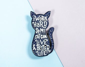 Schattige kat glitter emaille pin badge, ik werk hard zodat mijn kat een beter leven kan leiden, kattenliefhebber huisdier ouder cadeau, kat moeder cadeau, grappige emaille pins