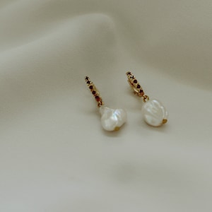 Black zirconia earrings, Gold pearl huggie, Black quartz, Cartilage earring, Tiny hoop, Baroque pearls, Natural pearl, Keshi pearl