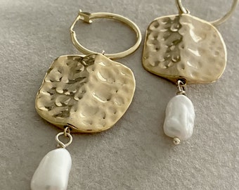 Gold disc earrings, Keshi pearl drop, Baroque pearls, Natural pearl, Round pearl, Fresh water pearls, Hammered gold, Valentines gift