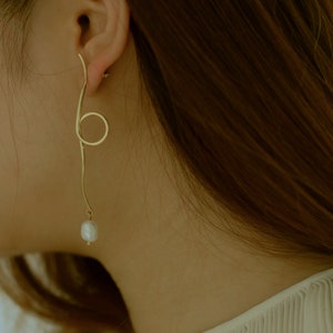 Asymmetric wavy pearl earrings, Irregular pearl earrings, Pearl drop earrings, Long freshwater pearls, Delicate pearl earring, Gift for her