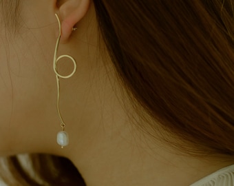 Asymmetric Wavy Pearl Earrings: Gold Plated Alloy, Freshwater Pearls