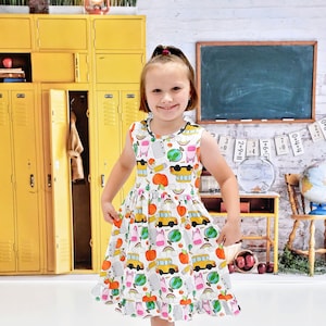 Vestido de seda color leche con volantes y tirantes blancos para la vuelta al cole