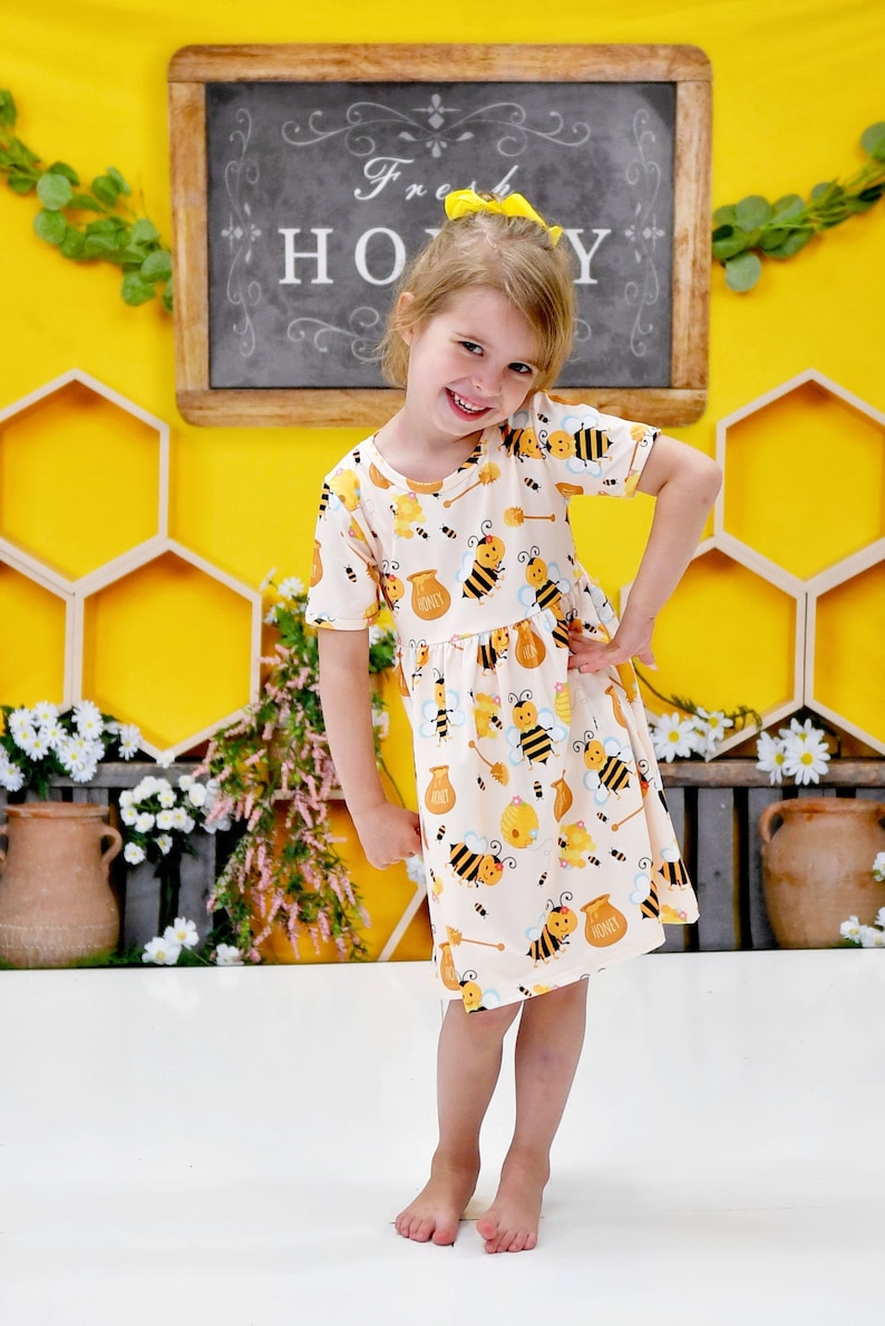 Busy Bee Kurzarm Kleid aus Seide Bild 1