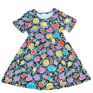 Vestido de seda de leche de manga corta composición