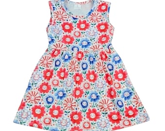 Vestido regata de seda cor vermelho, branco e azul, alegre e moderno.