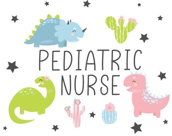 Puede incluir: Ilustración caprichosa con el texto "PEDIATRIC NURSE" y dinosaurios y cactus de dibujos animados. Los dinosaurios son azules, verdes y rosas, con detalles florales. Estrellas negras dispersas.
