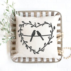 Pássaros em um coração de arame coroa de louros svg, moldura floral SVG, coração louro svg, moldura botânica, galhos svg, pássaros do amor svg, silhueta de pássaro.