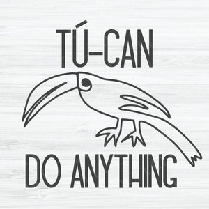 Puede incluir: Gráfico en blanco y negro de un tucán con las palabras "TÚ-CAN DO ANYTHING" arriba y abajo del pájaro. El diseño está sobre un fondo blanco con vetas de madera.