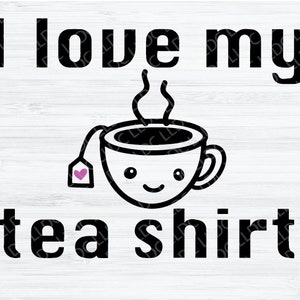 K&ouml;nnte beinhalten: Schwarz-wei&szlig;-Illustration einer Teetasse mit einem l&auml;chelnden Gesicht und Dampf, der aus ihr aufsteigt. Die Teetasse hat einen Teebeutel, der an ihr h&auml;ngt, mit einem rosa Herzen darauf. Der Text "I love my tea shirt" ist in Schwarz &uuml;ber der Teetasse geschrieben.