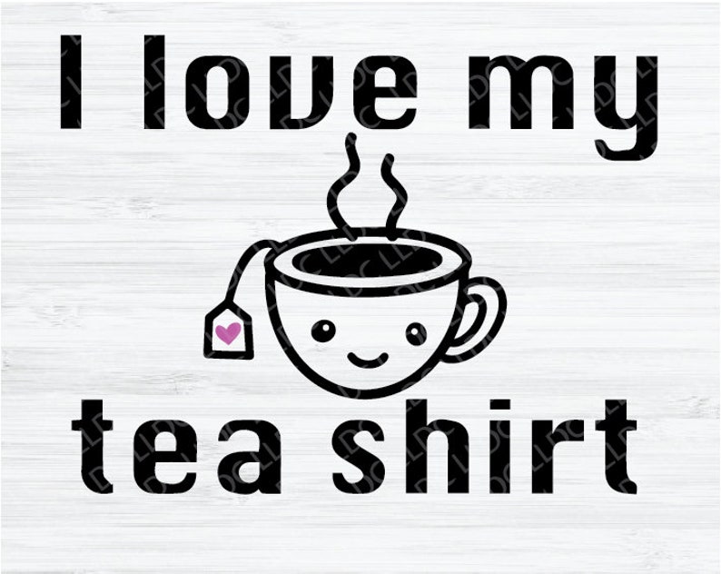 K&ouml;nnte beinhalten: Schwarz-wei&szlig;-Illustration einer Teetasse mit einem l&auml;chelnden Gesicht und Dampf, der aus ihr aufsteigt. Die Teetasse hat einen Teebeutel, der an ihr h&auml;ngt, mit einem rosa Herzen darauf. Der Text "I love my tea shirt" ist in Schwarz &uuml;ber der Teetasse geschrieben.