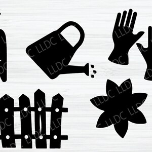 Puede incluir: Clipart de silueta en blanco y negro de herramientas de jardiner&iacute;a y plantas. La imagen incluye una zanahoria, una regadera, guantes, una flor y una valla de estacas.