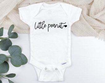 Pequeño maní SVG, camisa de bebé svg, traje de bebé svg, Baby Tee svg, lindo bebé svg, nuevo en la tripulación svg, adorable bebé svg, nuevo bebé svg.