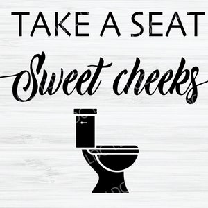Puede incluir: Un letrero en blanco y negro con el texto "Take a seat Sweet cheeks" y una silueta de un inodoro.