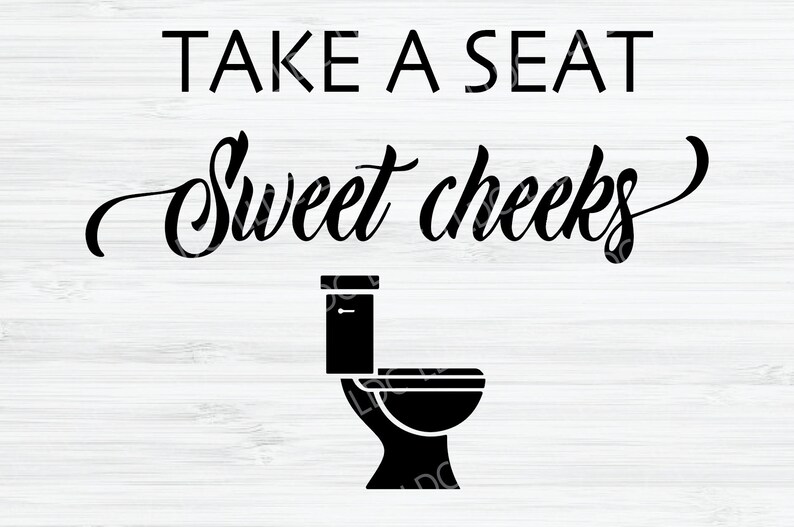 Puede incluir: Un letrero en blanco y negro con el texto "Take a seat Sweet cheeks" y una silueta de un inodoro.
