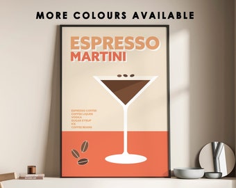 Puede incluir: Una impresión artística enmarcada con una ilustración de Espresso Martini. El diseño incluye una copa de martini con una bebida marrón, granos de café y las palabras "ESPRESSO MARTINI". La impresión también enumera los ingredientes: café espresso, licor de café, vodka, jarabe de azúcar, hielo y granos de café. El texto "MORE COLOURS AVAILABLE" está en la parte superior.