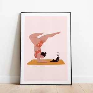 Könnte beinhalten: Eine Frau in einem rot-weiß gemusterten Badeanzug führt eine Yoga-Pose auf einer gelben Matte aus. Eine schwarze Katze beobachtet sie von der Matte aus.