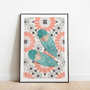 Puede incluir: Dos zapatillas bordadas de color azul turquesa con punta puntiaguda sobre un fondo de azulejos con motivos rosas y grises.