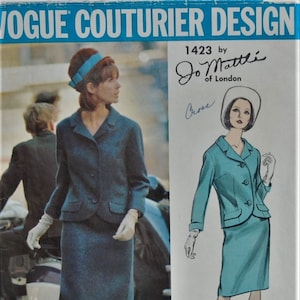 以下が含まれることがあります： ヴィンテージVogue Couturier Designパターン1423 by Jo Mattli of London。表紙には、ターコイズ色のスカートスーツに帽子と手袋を合わせた女性が描かれています。デザインは1960年代のクラシックスタイルです。