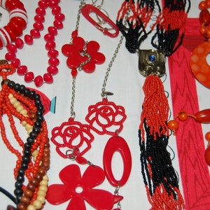 BAG 1kg mix vintage & new NECKLACES Jewelry lot Signed Used Repurpose Upcycle old beads Retro fashion 50's 60's
