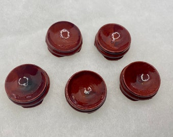 Simplistische houten kristallen bolstandaardhouder voor ronde kristallen en stenen.