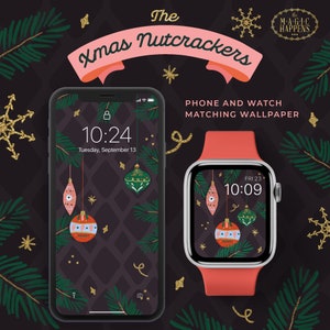 Könnte beinhalten: Ein Handy- und Smartwatch-Hintergrundbild mit einem dunklen Hintergrund, grünen Kiefernästen, goldenen Glitzersternen und bunten Weihnachtskugeln. Der Text "The Xmas Nutcrackers" wird in einem rosa Banner oben im Bild angezeigt. Der Handybildschirm zeigt die Uhrzeit "10:24" und das Datum "Tuesday, September 13". Der Smartwatch-Bildschirm zeigt die Uhrzeit "10:09" und das Datum "FRI 23".