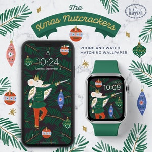 Könnte beinhalten: Ein Handy- und Smartwatch-Hintergrundbild mit einem grünen und goldenen Weihnachts-Nussknacker-Motiv. Das Hintergrundbild zeigt eine Maus, die als Nussknacker-Soldat verkleidet ist und ein Schwert hält, umgeben von grünen Kiefernästen und bunten Ornamenten. Der Handybildschirm zeigt die Uhrzeit 10:24 und das Datum Dienstag, 13. September. Der Smartwatch-Bildschirm zeigt die Uhrzeit 10:09 und das Datum FR 23.