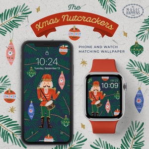 Könnte beinhalten: Passende Handy- und Uhren-Hintergrundbilder mit einem Nussknacker, der eine Trommel hält, umgeben von Weihnachtsornamenten und grünen Blättern. Der Handybildschirm zeigt die Uhrzeit 10:24 und das Datum Dienstag, 13. September. Der Uhrenbildschirm zeigt die Uhrzeit 10:09 und das Datum FR 23.