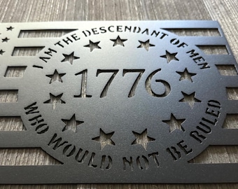 Letrero metálico "Soy descendiente de hombres que no se dejarían gobernar" - Forma de la bandera de EE. UU. con 1776